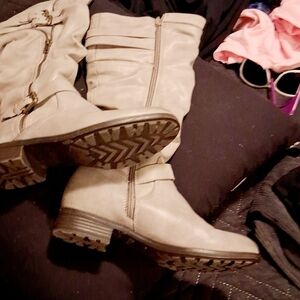 Stylish Women's Cream Boots